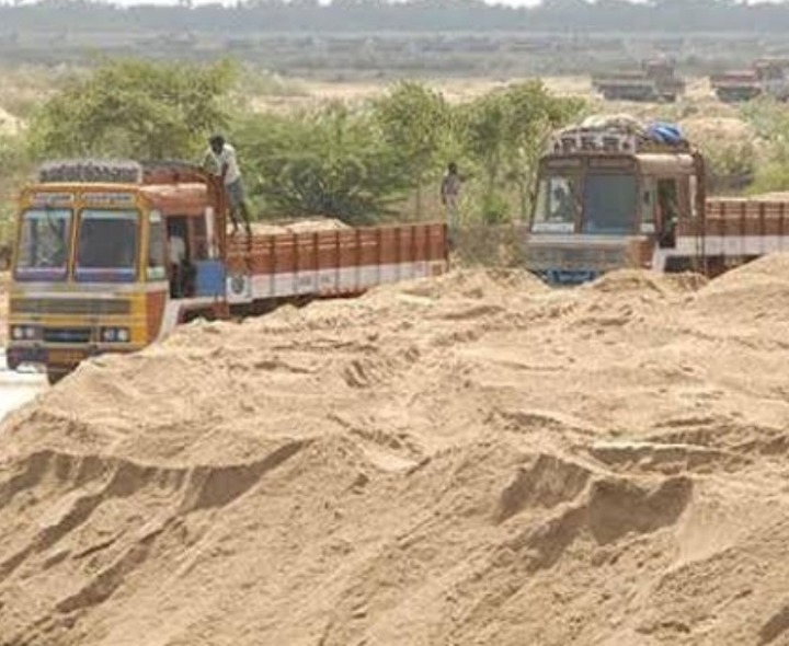 అక్రమ ఇసుక లారీ పట్టివేత.. కేసు నమోదు