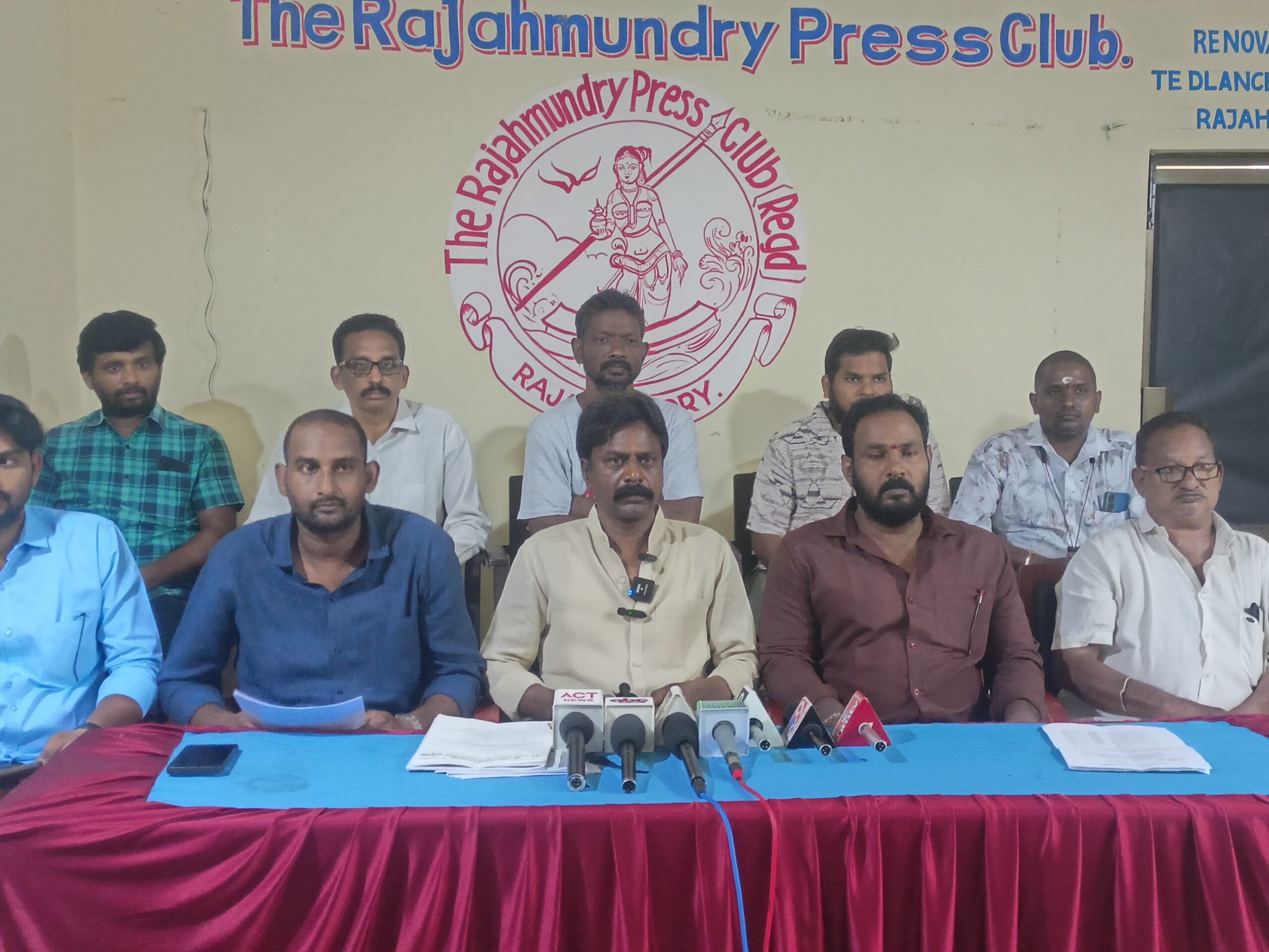 ‘ప్రైవేటు అంబులెన్స్‌లపై అసత్య ఆరోపణలు తగదు’