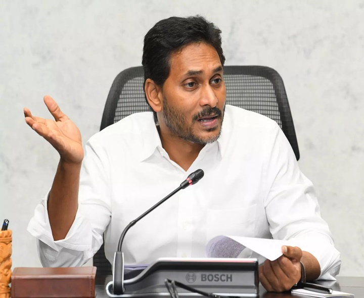స్కాంలు చేయడం వల్లే ఎరువుల కొరత: జగన్