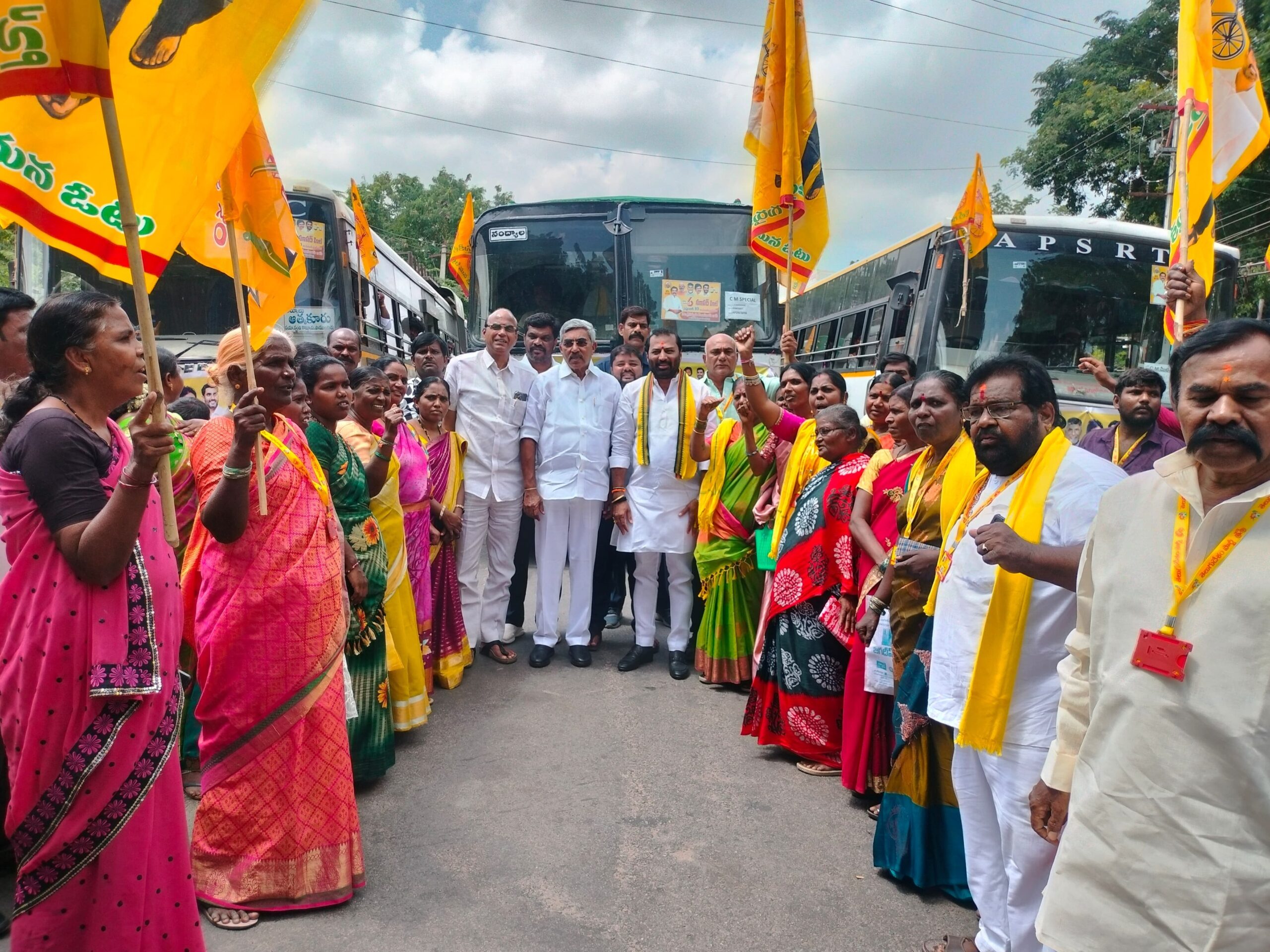 సీఎం సభకు భారీగా బయలుదేరిన కూటమి నాయకులు