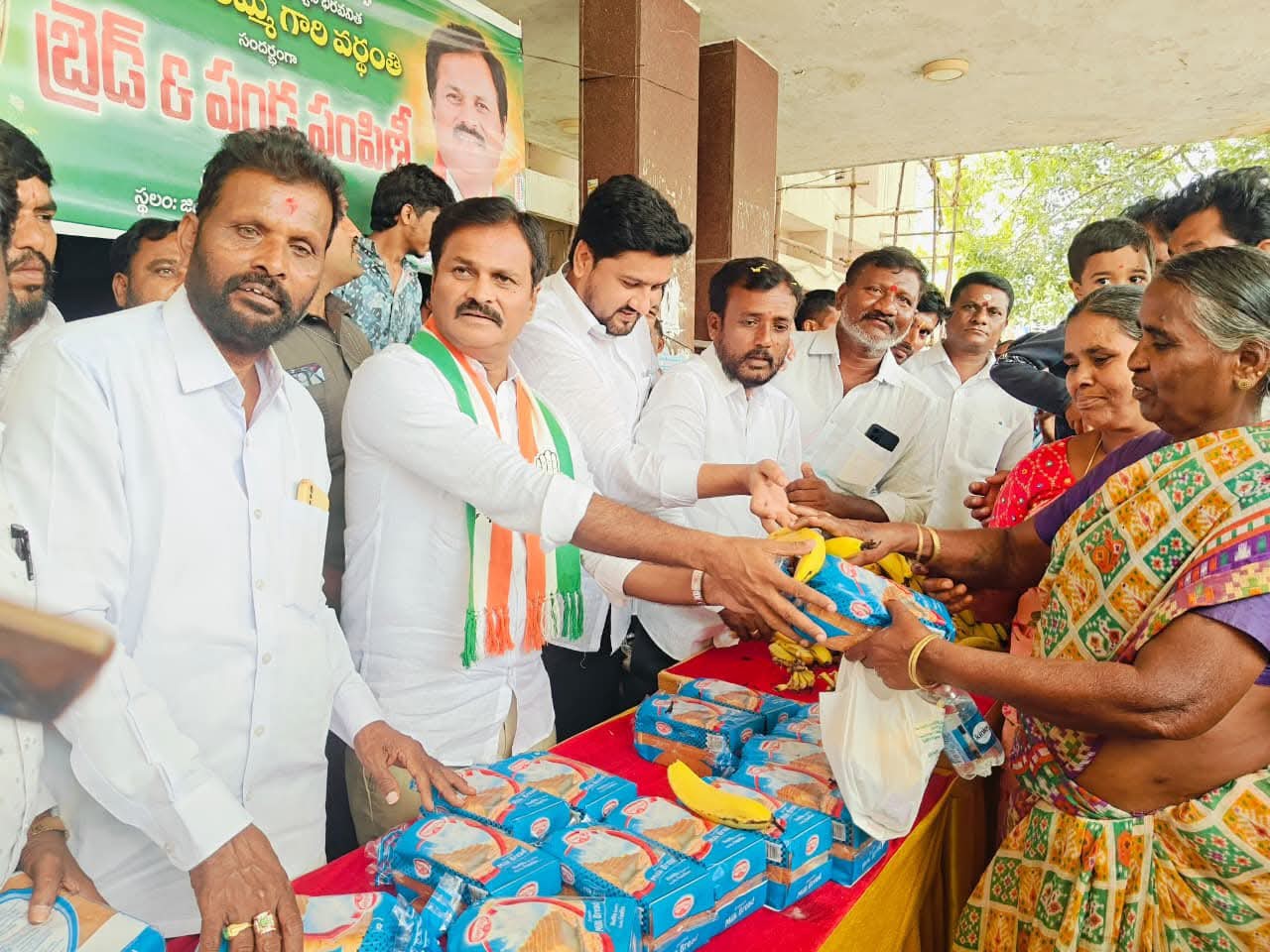 రోగులకు పండ్లు పంపిణీ చేసిన ఎమ్మెల్యే