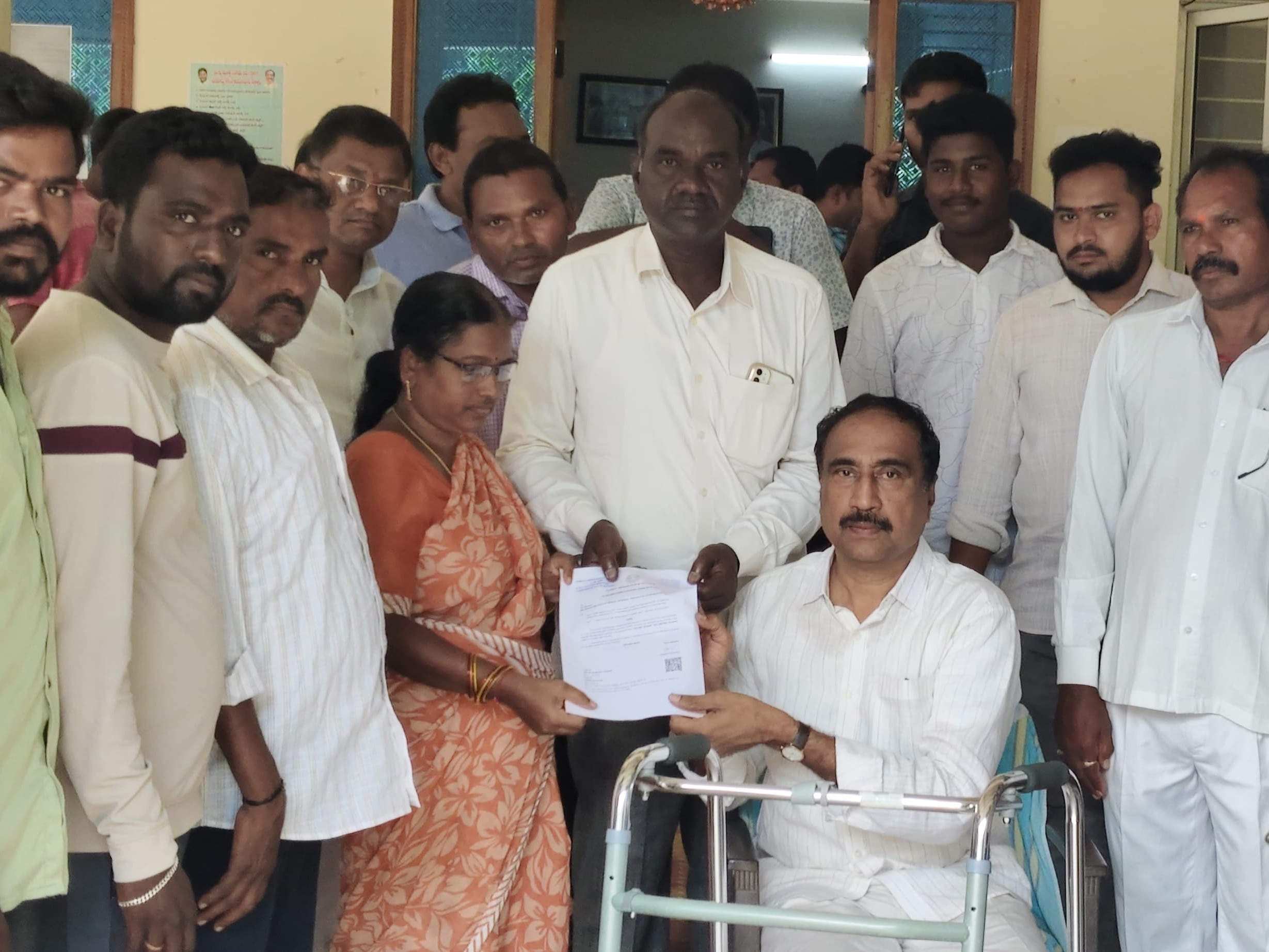 బాధితులకు LOC అందజేసిన ఎమ్మెల్యే
