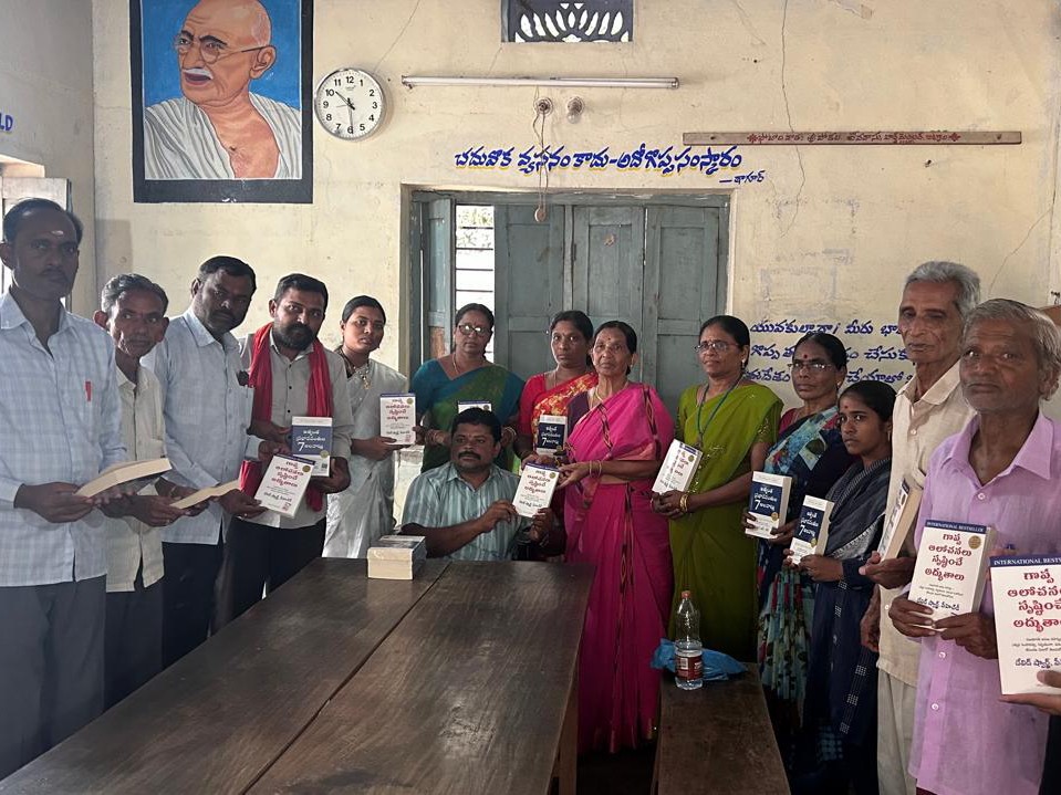 లైబ్రరీకి మోటివేషన్ పుస్తకాల వితరణ