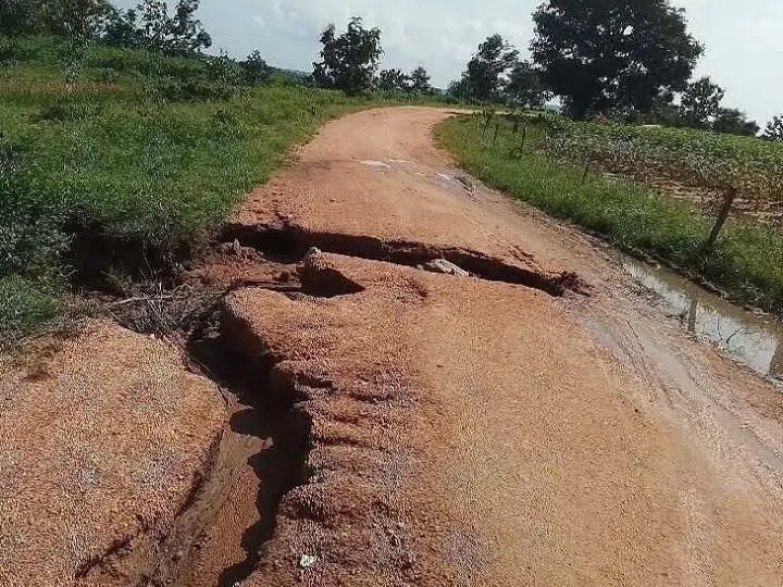ప్రమాదకరంగ గుంతలు.. పట్టించుకోని అధికారులు