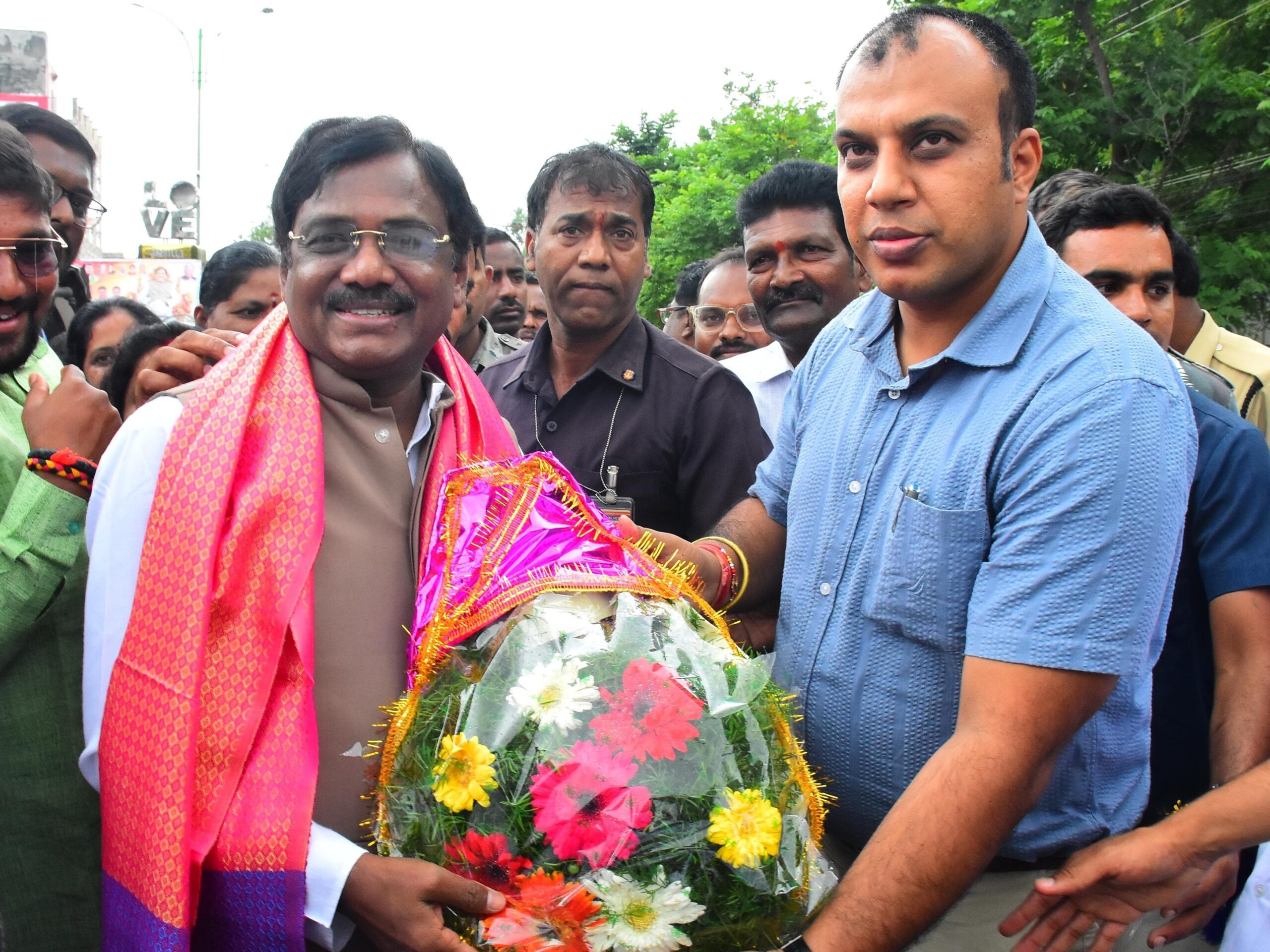 మంత్రికి స్వాగతం పలికిన కలెక్టర్