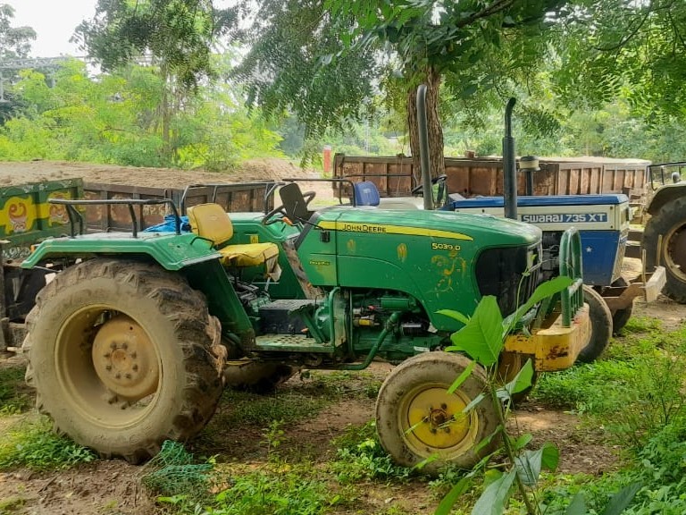 అక్రమంగా ఇసుక తరలిస్తున్న ట్రాక్టర్ల పట్టివేత