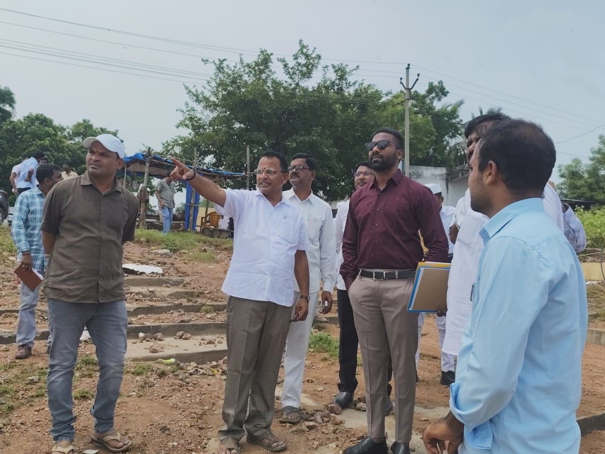 ధర్మపురి పుష్కర ఘాట్లను సందర్శించిన జిల్లా కలెక్టర్