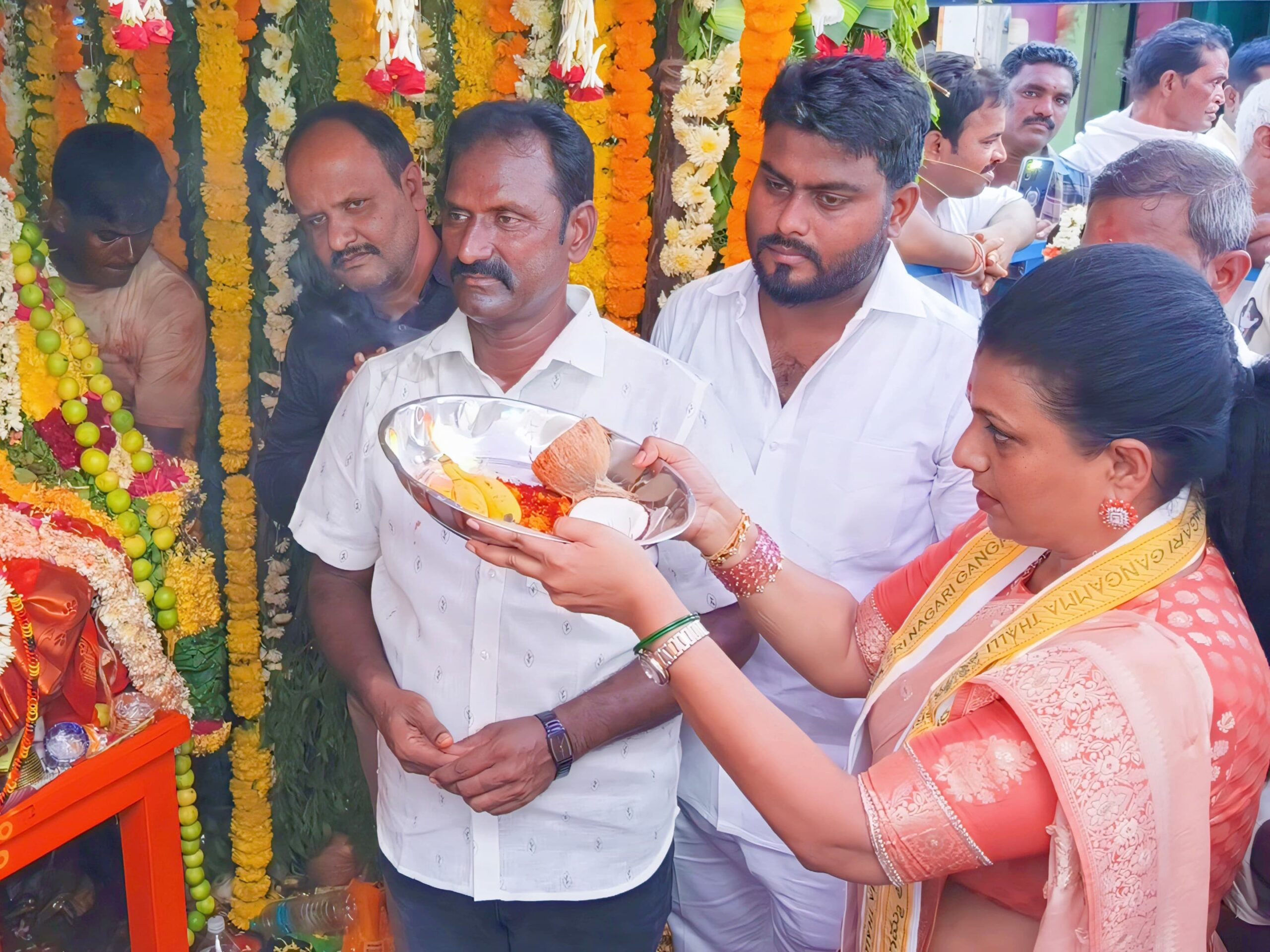 అమ్మవారిని దర్శించుకున్న మాజీ మంత్రి