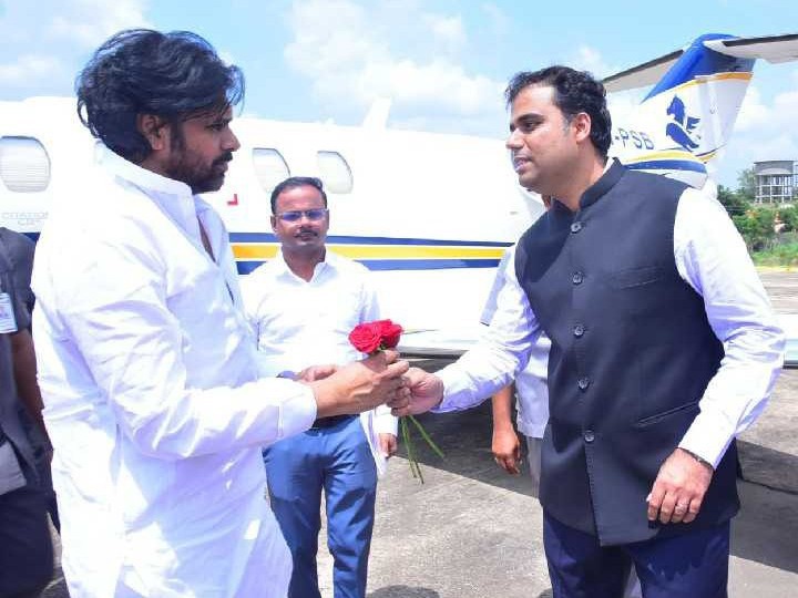 పుట్టపర్తికి చేరుకున్న పవన్ కళ్యాణ్