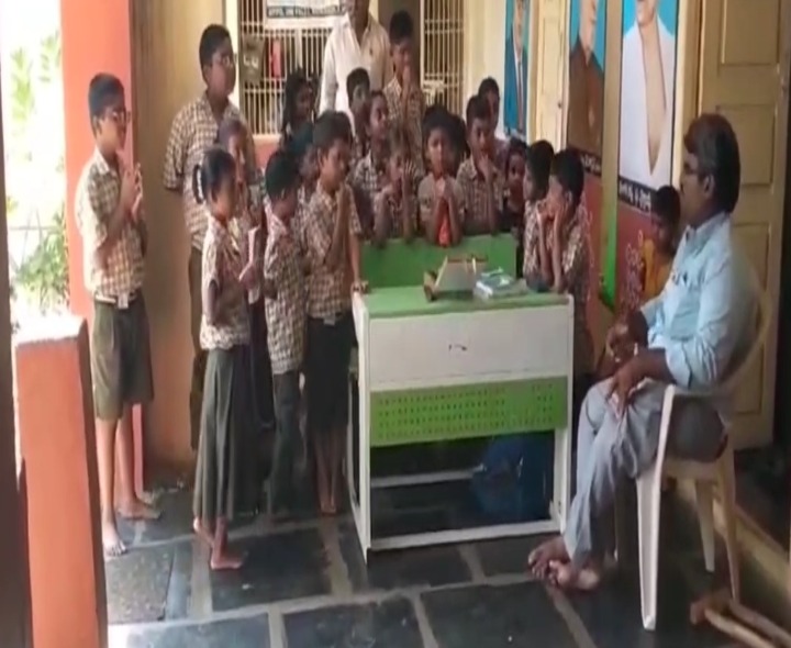 ప్రభుత్వ పాఠశాలలో విద్యార్థులకు కంటి వైద్య పరీక్షలు