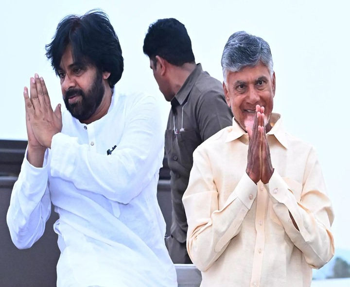 స్టేజీ పైకి ఎక్కిన చంద్రబాబు, పవన్