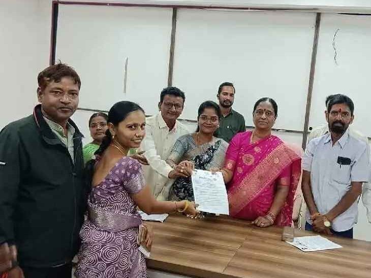 ఇందిరమ్మ ఇళ్ల పత్రాలను పంపిణీ చేసిన మంత్రి