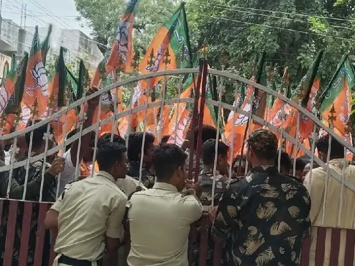 కలెక్టర్ కార్యాలయాన్ని ముట్టడించిన మాజీ ఎంపీ