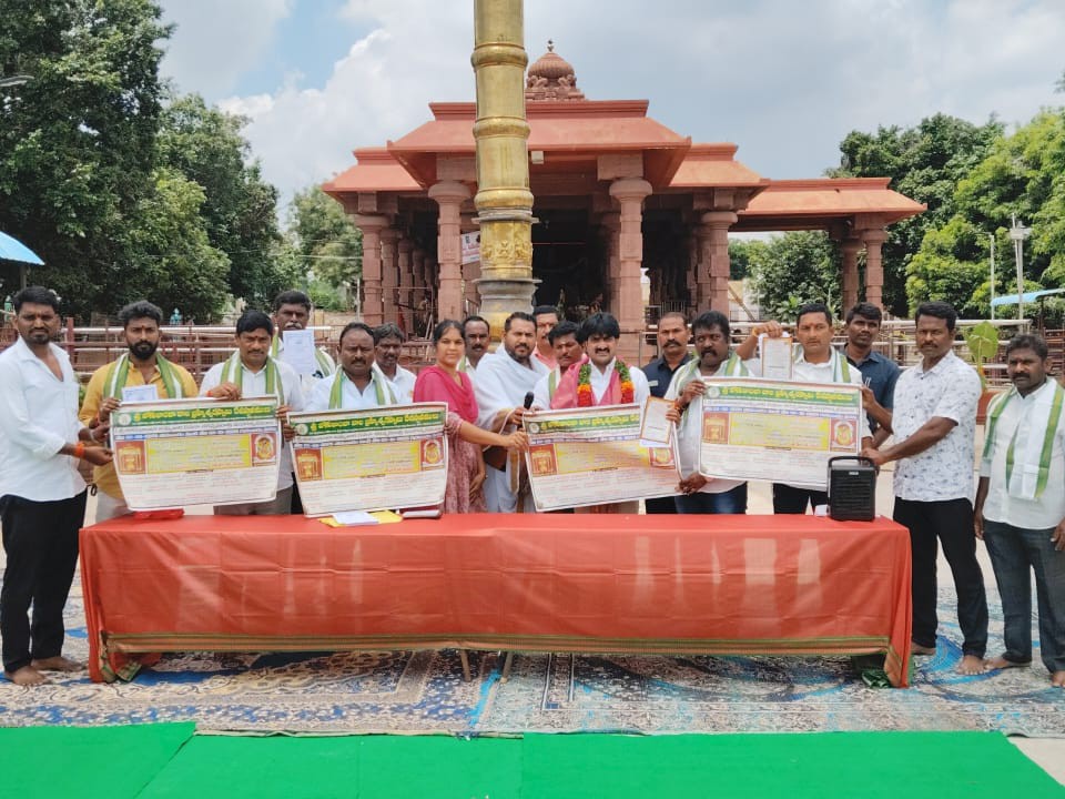 జోగులాంబ శరన్నవరాత్రి ఉత్సవాల కరపత్రాలు ఆవిష్కరించిన ఎమ్మెల్యే