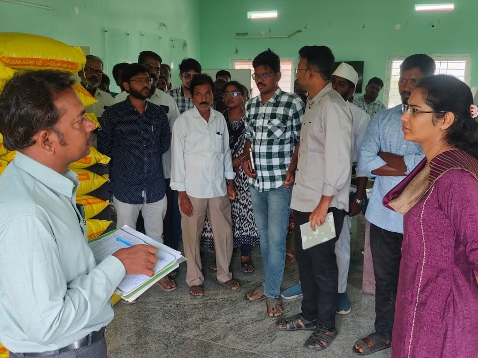 యూరియా నిల్వలు, పంపిణీ పై సబ్ కలెక్టర్ ఆకస్మిక తనిఖీ.