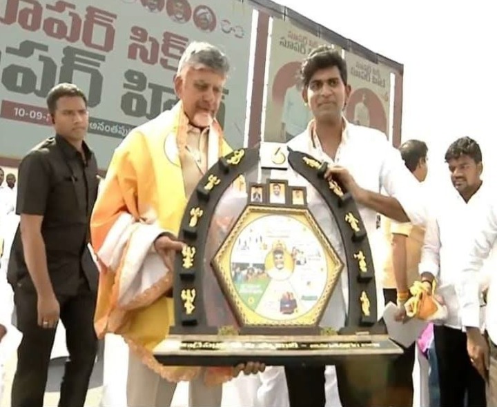 సీఎంకు జ్ఞాపికను అందజేసిన ఎమ్మెల్యే జేసీ అస్మిత్
