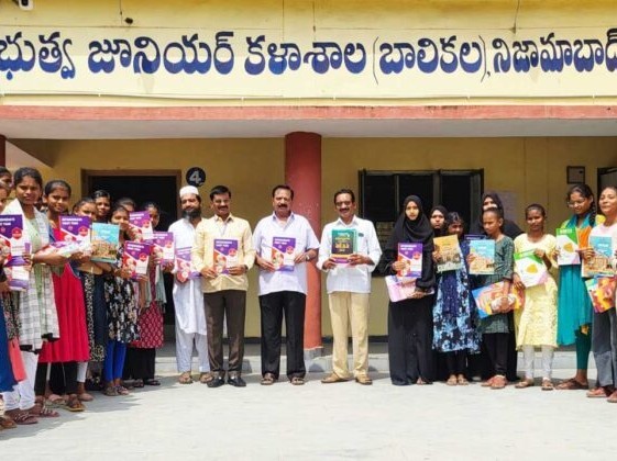 ‘విద్యార్థులకు తోడుగా నిలవడం అభినందనీయం’