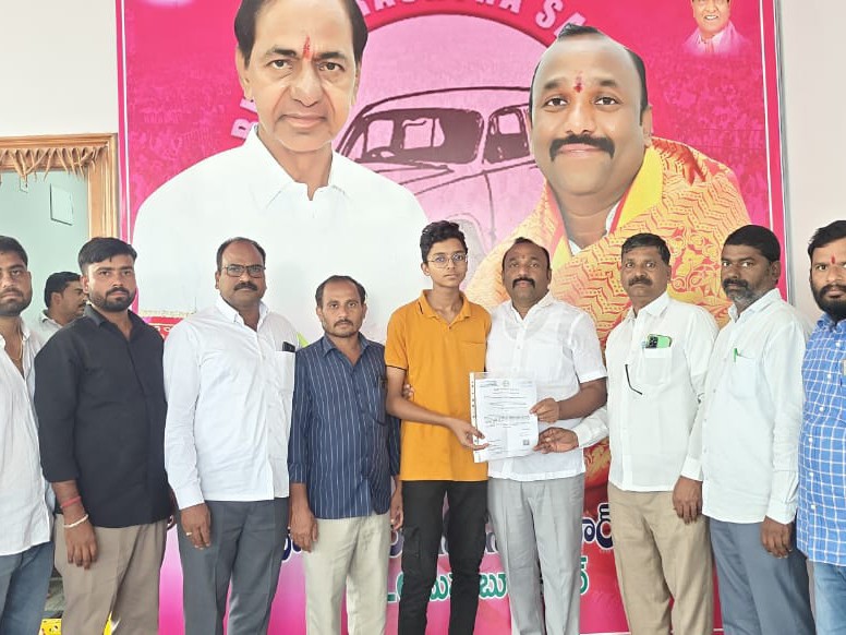 లబ్ధిదారునికి ఎల్‌వోసీ అందజేసిన ఎమ్మెల్సీ