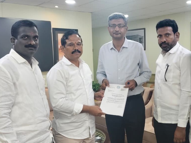 రైల్వే డీఆర్ఎంను కలిసిన ప్రభుత్వ విప్