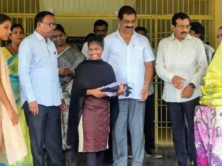 విద్యార్థులకు దుస్తులు పంపిణీ
