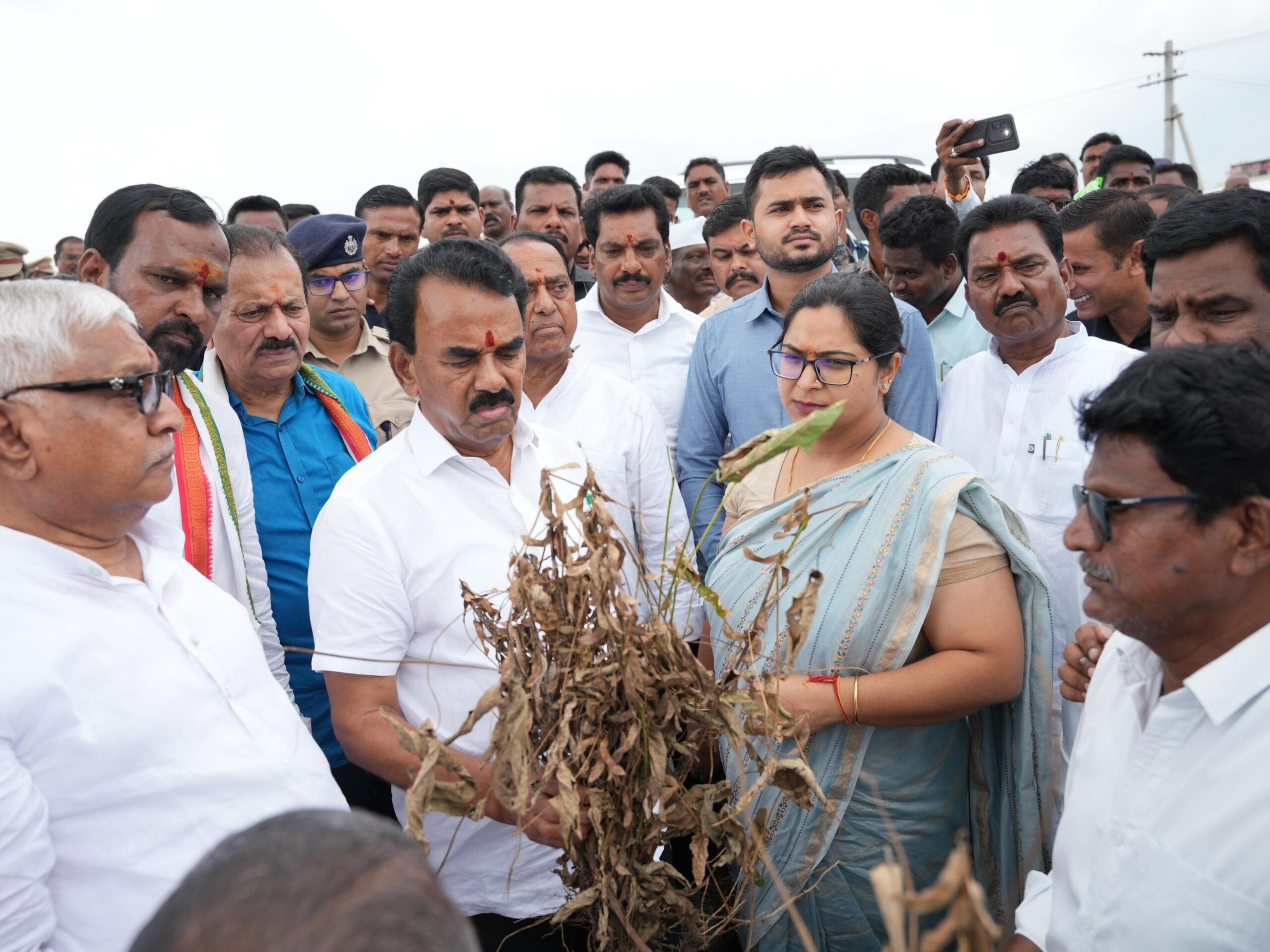 బాసరలో దెబ్బతిన్న పంటలను పరిశీలించిన మంత్రి