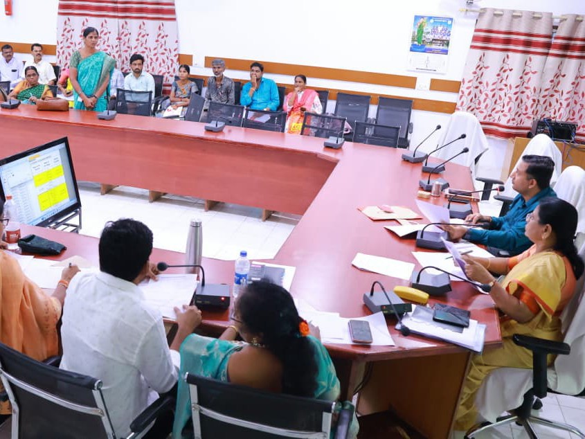 గ్రామ పాలన అధికారులకు కలెక్టర్ దిశానిర్దేశం
