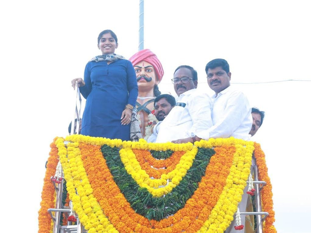 ఓబన్న విగ్రహాన్ని ఆవిష్కరించిన ఎమ్మెల్యే యశస్విని రెడ్డి