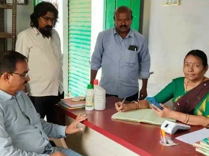 ఫర్టిలైజర్ షాప్‌లను ఆకస్మిక తనిఖీ చేసిన ఏవో