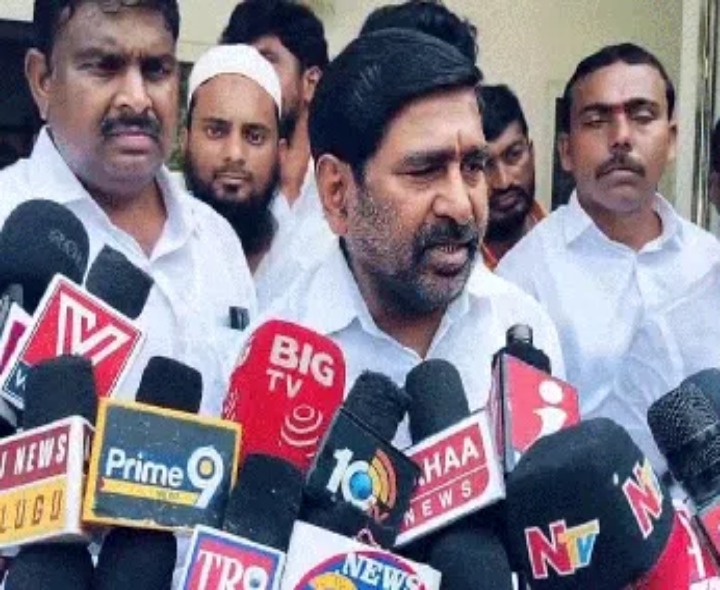 ‘కమిషన్ల పేరుతో కాలయాపన ఇంకెన్నాళ్లు’