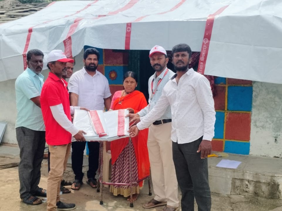 పాక్షికంగా దెబ్బతిన్నఇళ్లకు తార్ఫాలిన్ కవర్ల పంపిణీ