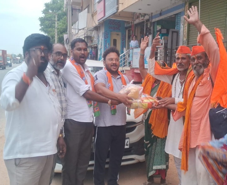 పాదయాత్ర బృందానికి వంట సరుకులు అందజేత