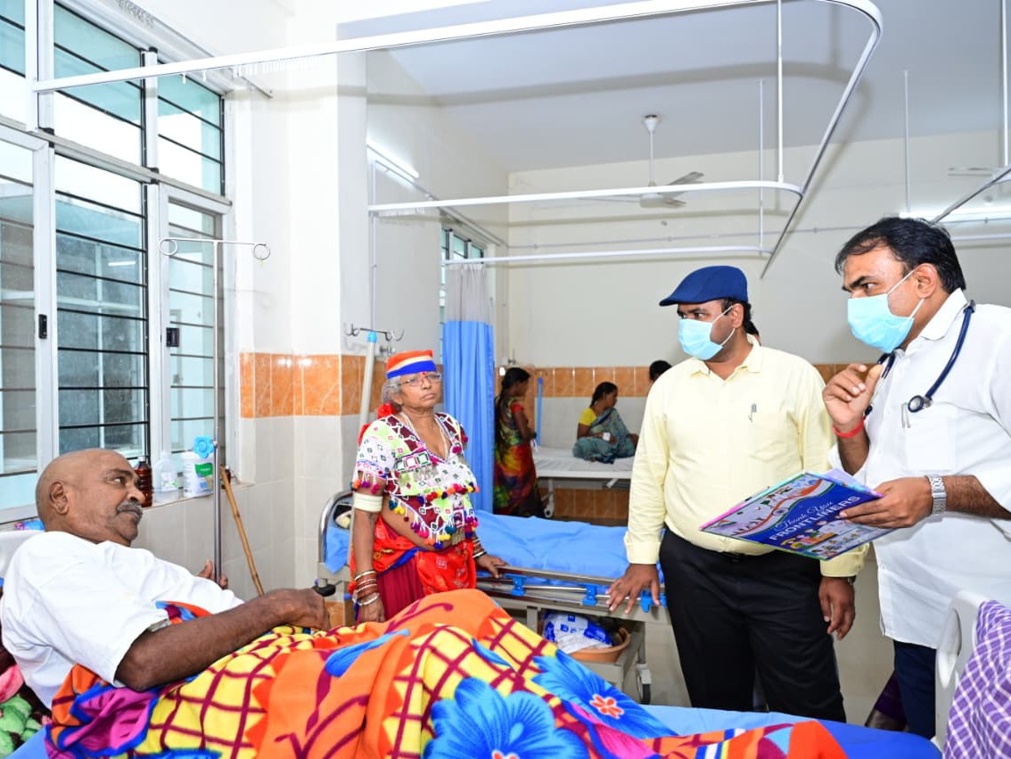 హెల్త్ సెంటర్‌ను ఆకస్మిక తనిఖీ చేసిన కలెక్టర్