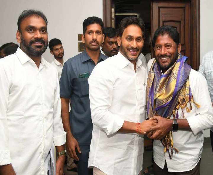 జగన్‌‌ను కలిసిన ఎమ్మెల్సీ రమేష్