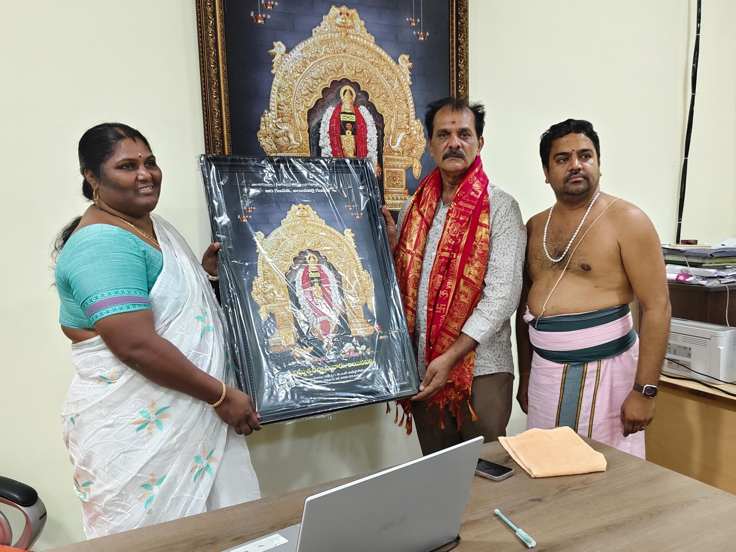 విఘ్నేశ్వర స్వామి అన్నదాన ట్రస్ట్‌కు లక్ష విరాళం