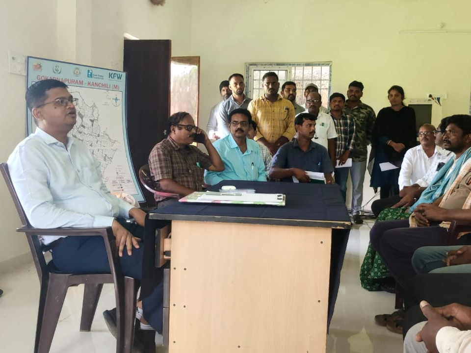 రైతు సేవా కేంద్రాన్ని సందర్శించిన జిల్లా కలెక్టర్