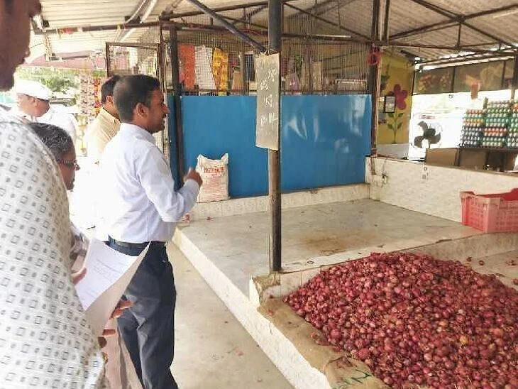 ఉల్లిపాయల నాణ్యతను పరిశీలించిన జేసీ