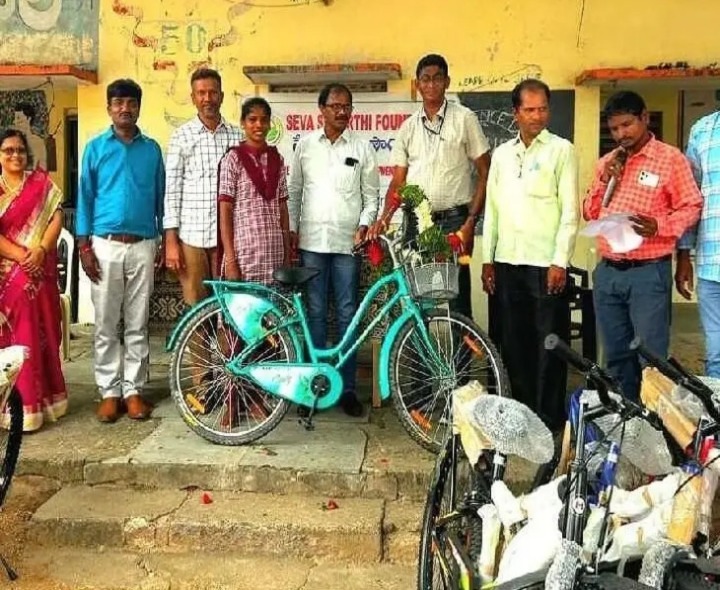 విద్యార్థులకు ఉచిత సైకిల్స్ పంపిణీ