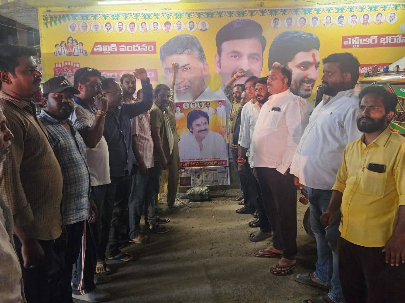 పాలాభిషేకం చేసిన ఆటో డ్రైవర్లు