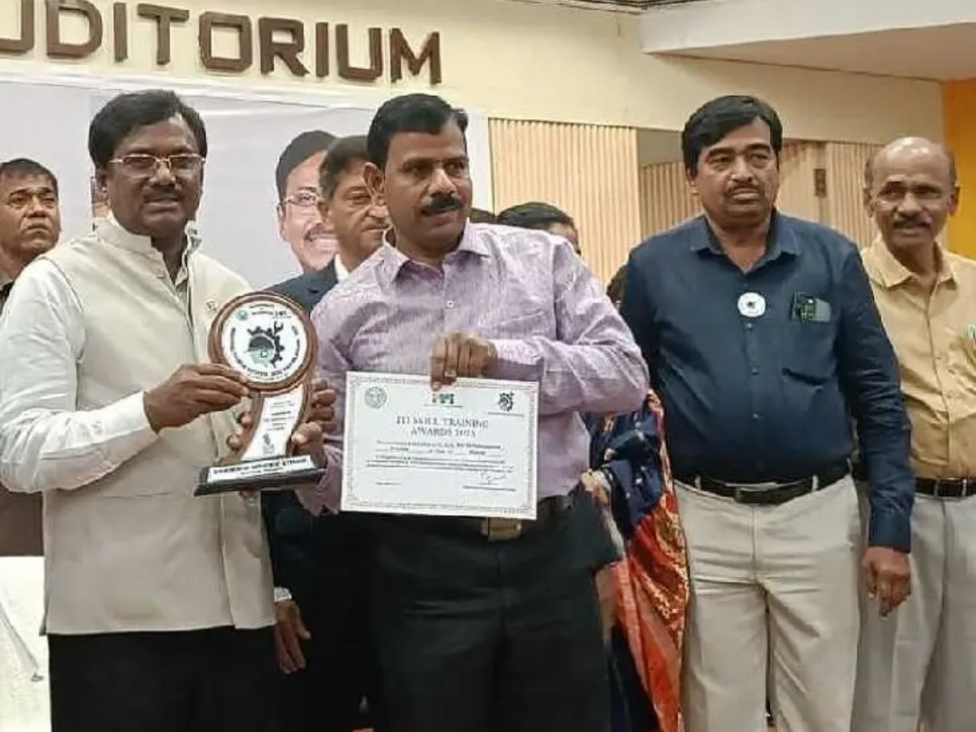 ఐటీఐ కాలేజ్ ప్రిన్సిపాల్‌కు సేవా పురస్కారాలు