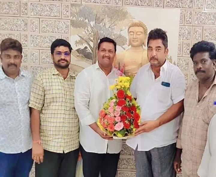 కమ్మ కార్పొరేషన్ డైరెక్టర్‌ను కలిసిన టీడీపీ నాయకులు