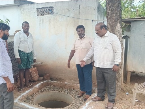 సోక్ పిట్స్ నిర్మాణ పనులను పరిశీలించిన స్పెషల్ ఆఫీసర్