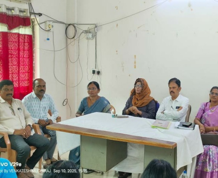 ఆశా ఫెసిలిటేటర్లతో సమీక్షా సమావేశం