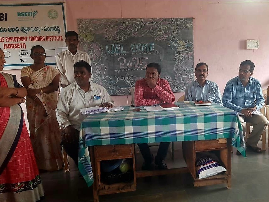 ‘పొదుపు సంఘాలను బలోపేతం చేయాలి’