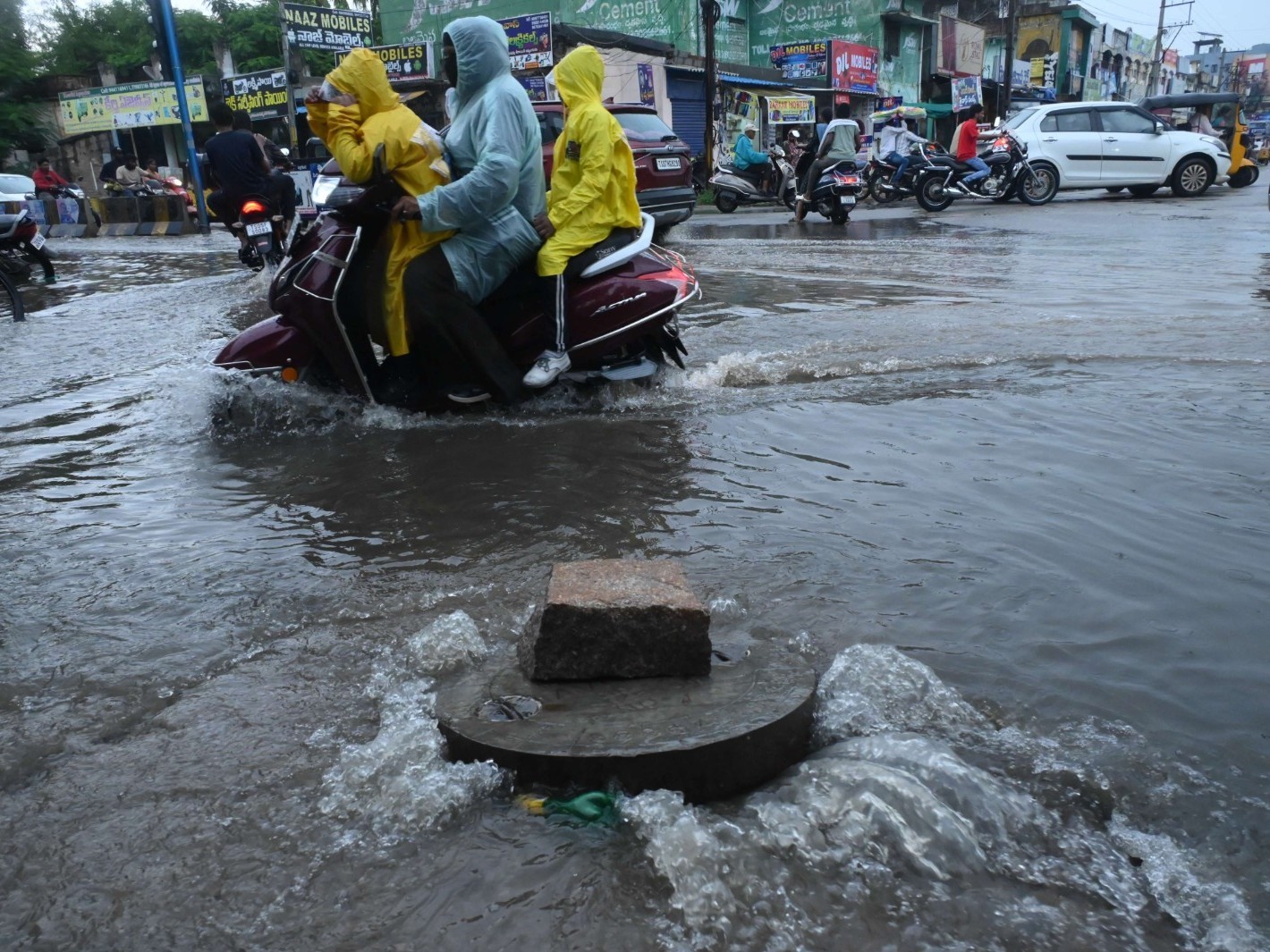 నల్లగొండలో భారీ వర్షం.. రోడ్లన్నీ జలమయం