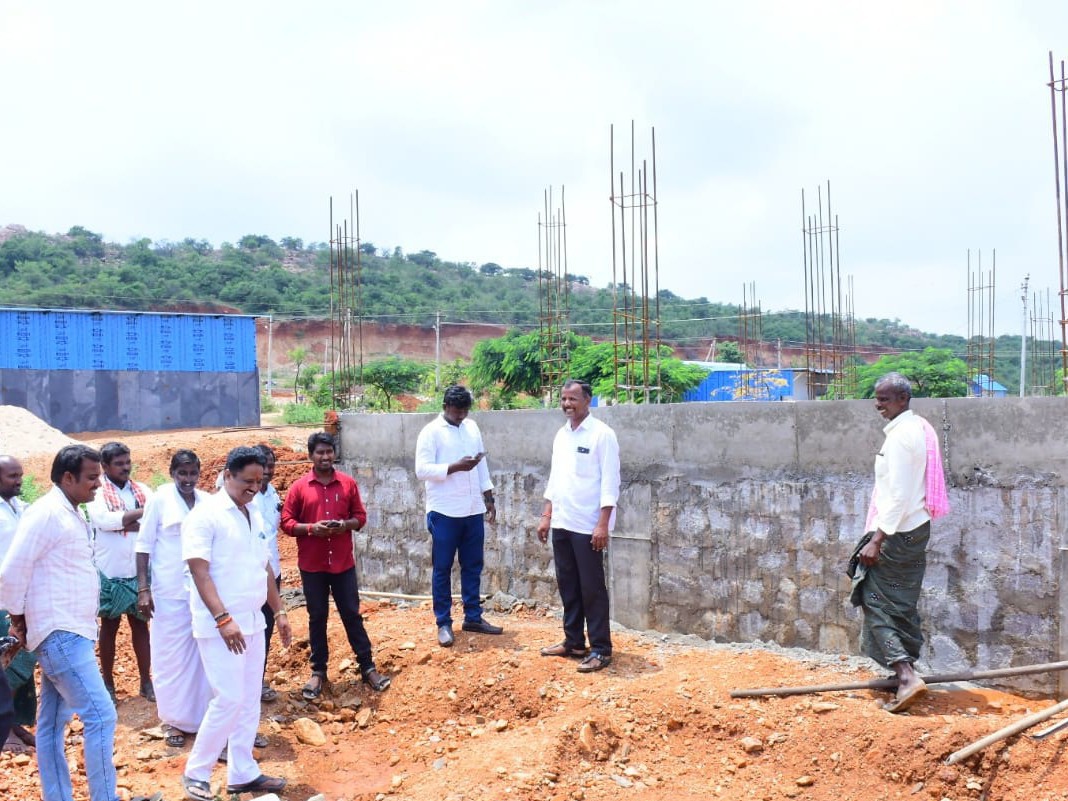 ​ఇందిరమ్మ ఇళ్ల నిర్మాణ పనులను పరిశీలించిన అధికారులు