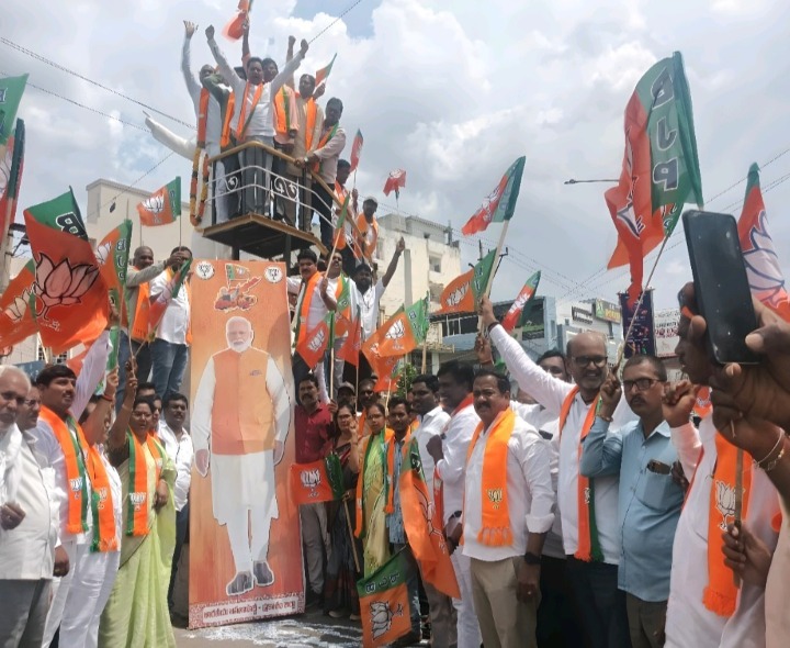 ప్రధాని పుట్టినరోజు సందర్భంగా కార్యకర్తల కోలాహలం