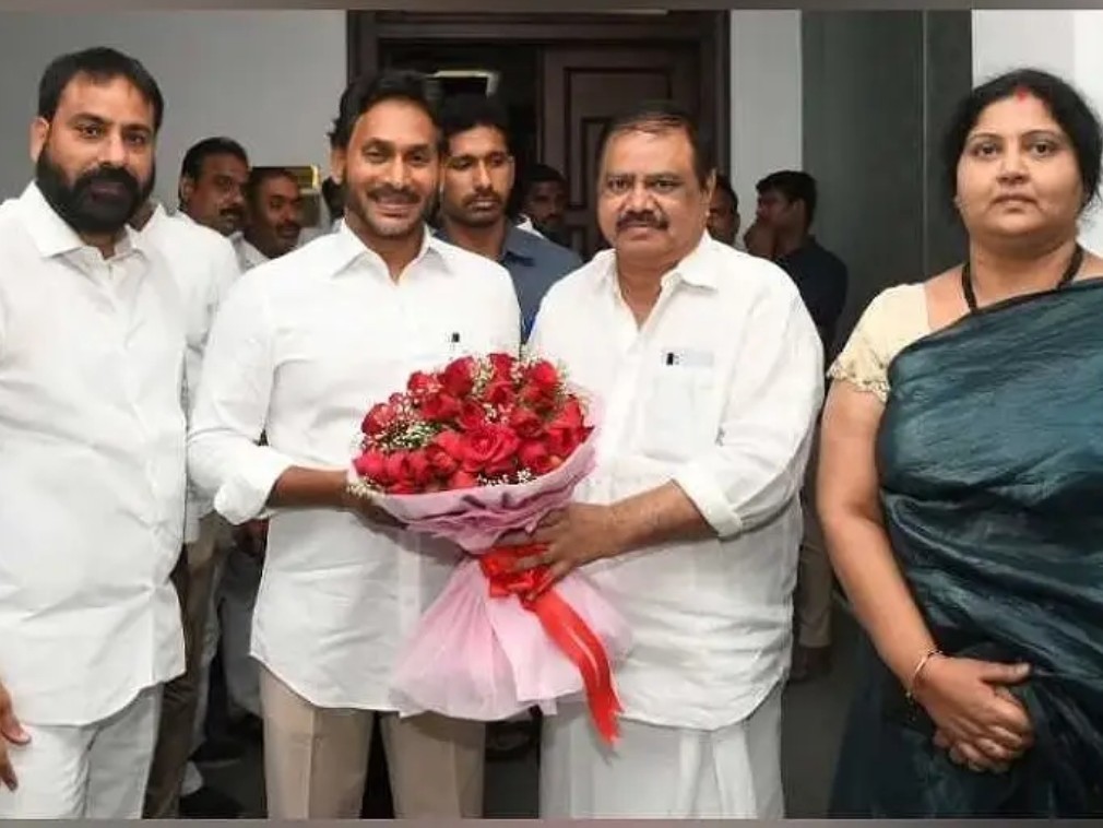 జగన్‌ను కలిసిన కొల్లిపర మండల నాయకులు