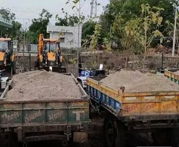 అక్రమ ఇసుక రవాణా ట్రాక్టర్ల పట్టివేత