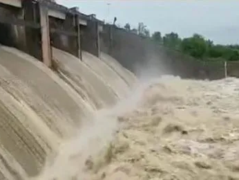 కడం ప్రాజెక్ట్ నుంచి భారీ నీటి విడుదల