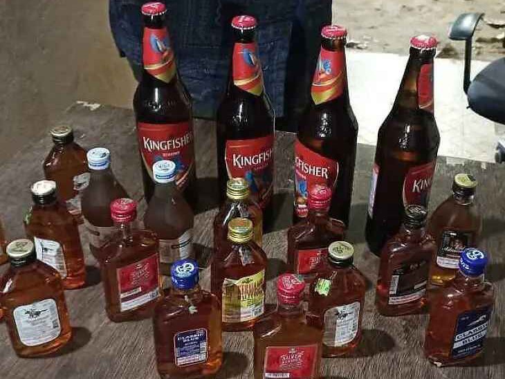 పాన్ షాప్‌లో మద్యం బాటిళ్లుస్వాధీనం